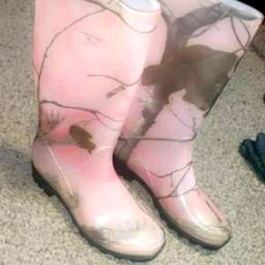 Girls Pink camo boots